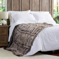 Hastings Home Premium Faux Chinchilla Fur Striped Blanket With Gift Box - Umber/Chocolate 9 Hastings Home Premium Faux Chinchilla Fur Striped Blanket With Gift Box - Umber/Chocolate -Hastings House GUEST 550bd242 3e96 4ffe 9e23 2ce293a41ce8